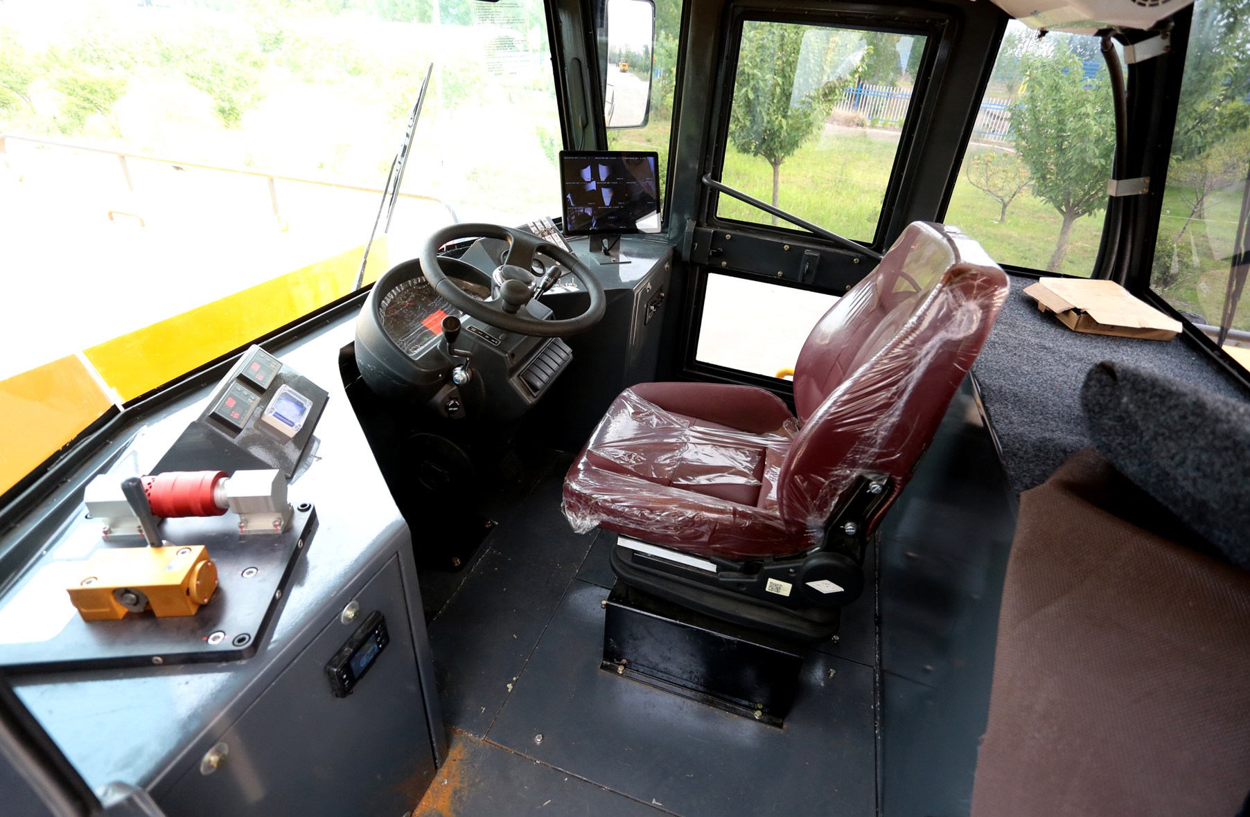 Tracteur routier et ferroviaire robuste à entraînement par combustion interne neuf 