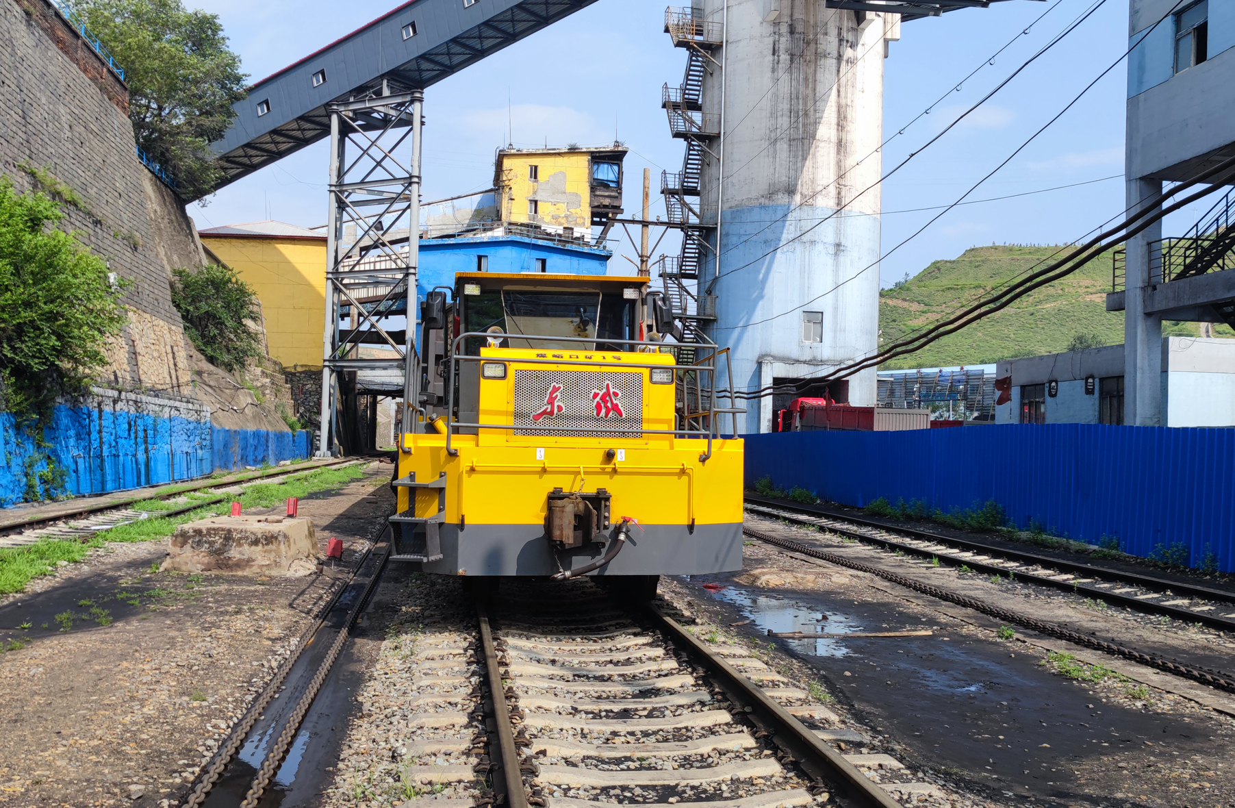 Tracteur rail-route électrique à double usage, haute performance, avec carrosseries doubles 